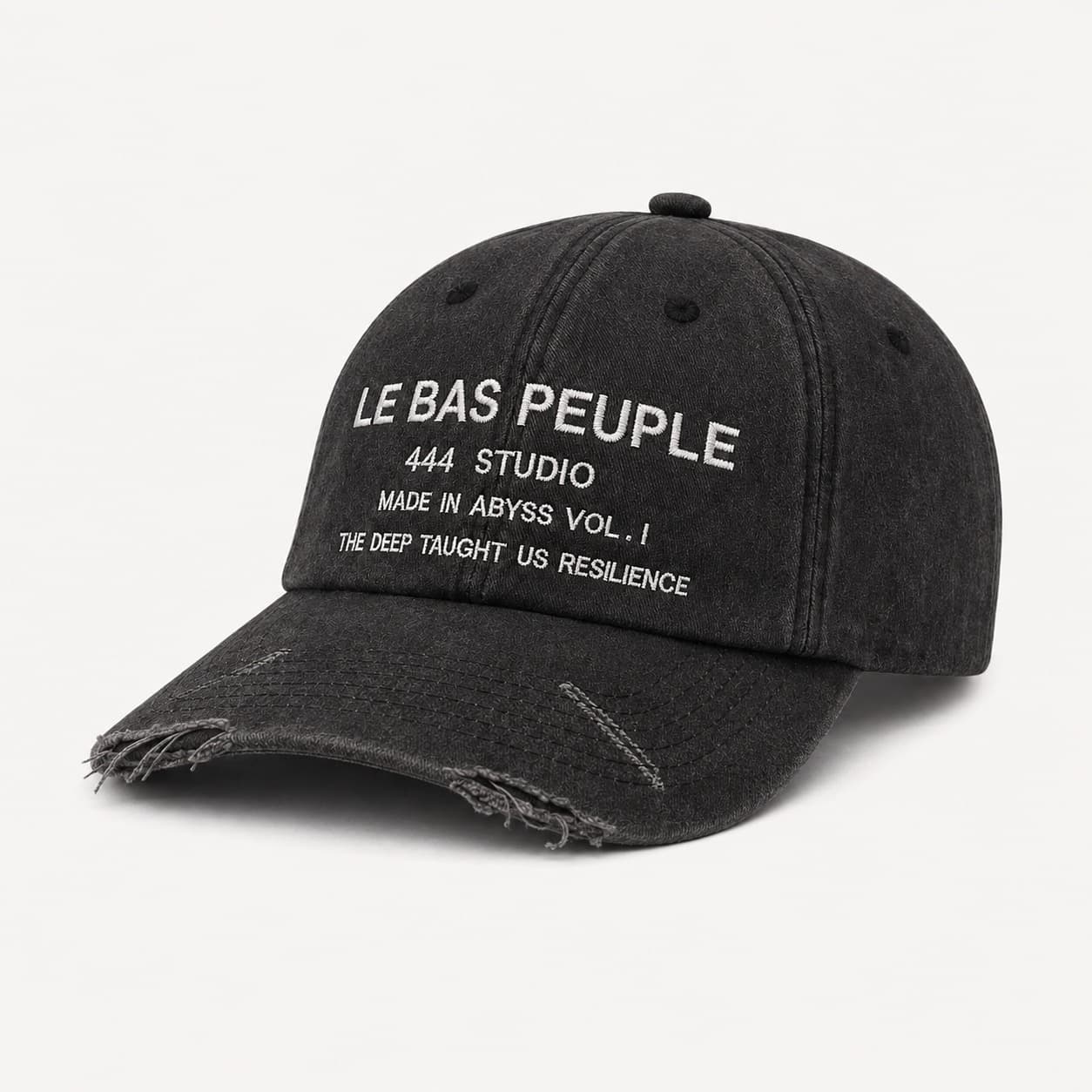 La casquette de trois quarts : coton noir délavé, broderies blanches Le Bas Peuple, 444 Studio et Made in Abyss Vol. I.