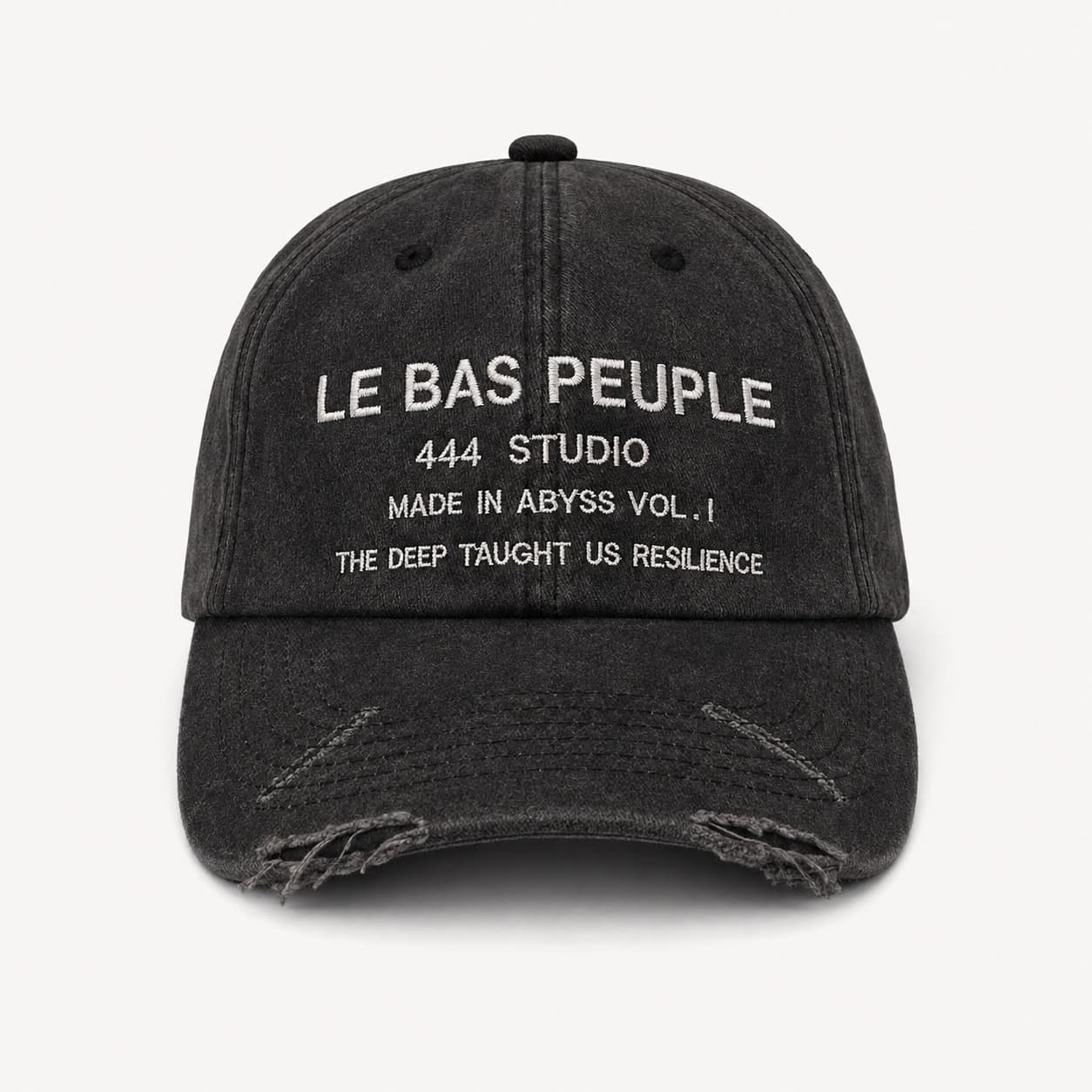 La casquette de face, broderies frontales et visière effilochée.