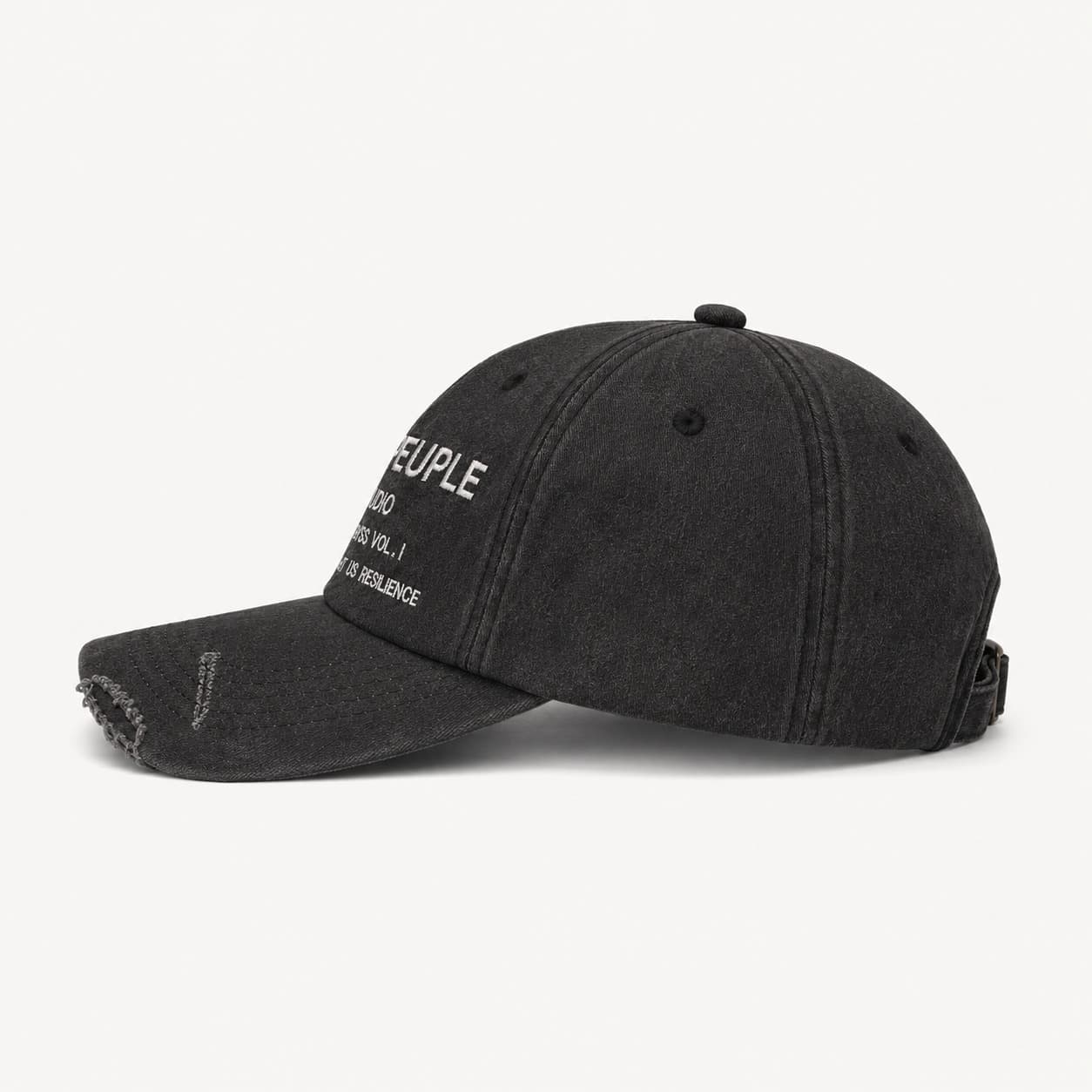 La casquette de profil : visière incurvée et bord déchiré.