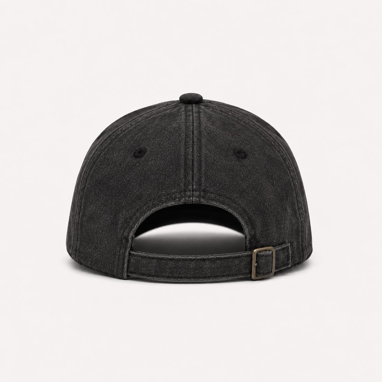 La casquette de dos : sangle réglable à boucle métallique.