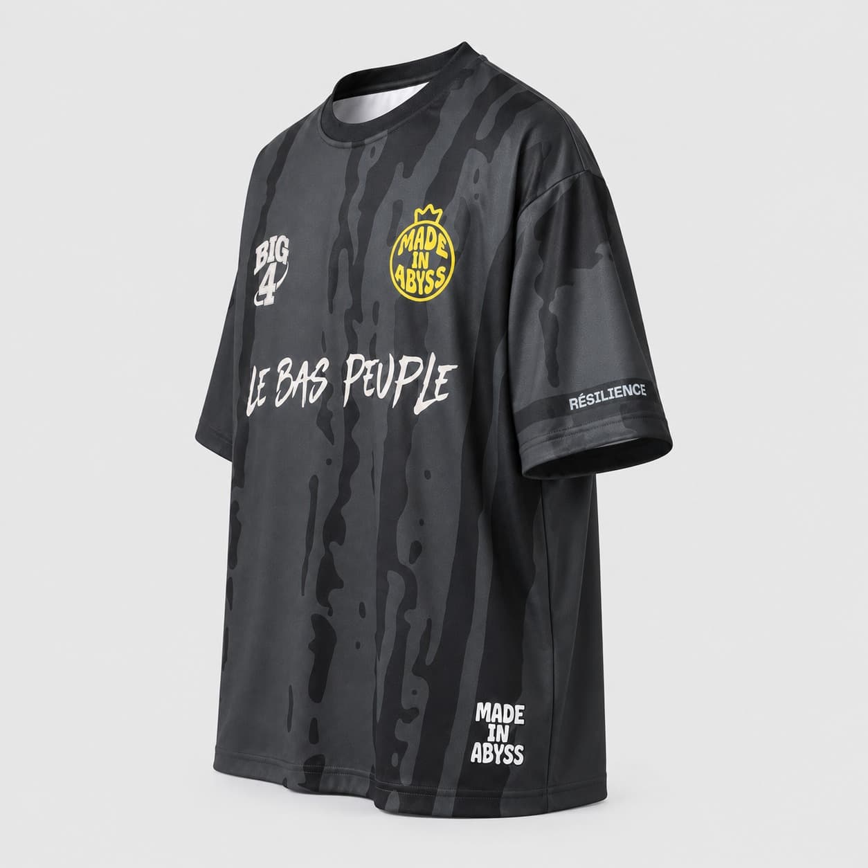 Le maillot Yellow Crown de trois quarts : écusson Made in Abyss jaune et broderie Résilience sur la manche.